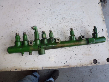 Picture of High Pressure Fuel Rail RE520928 off 2010 John Deere 6068HF485 RE522596