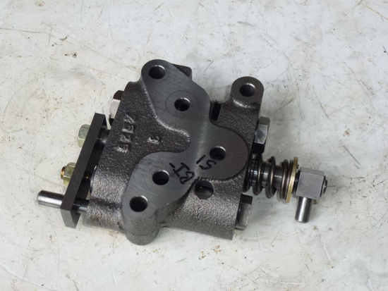 Picture of Hydraulic Control Valve YW276-00100 Kubota Tractor YW276-00102 YW276-00104