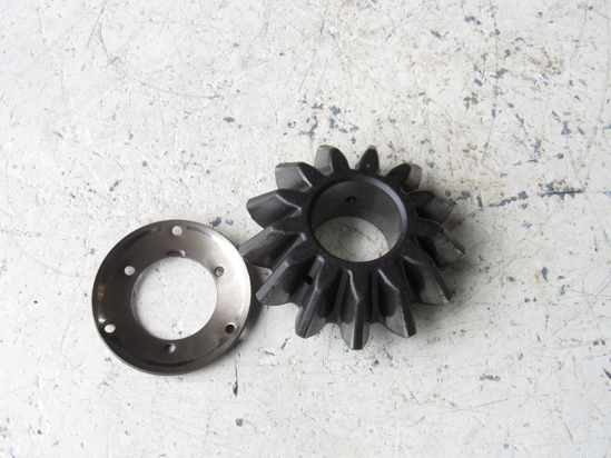 Picture of Kubota 33740-32750 Differential Pinion Gear &  Thrust Collar to Tractor 33980-32810