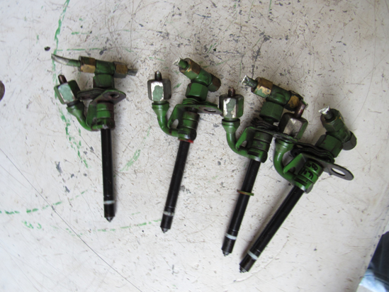 Picture of 4 John Deere RE38087 RE36939 Fuel Injectors For Parts/Untested Nozzle