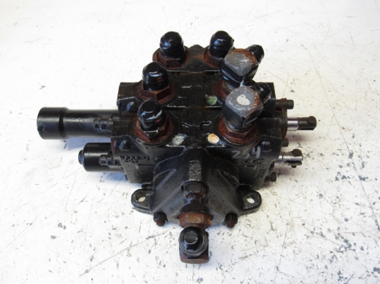 Picture of Kubota 75540-61012 Hydraulic Control Valve to LA680 Front Loader 75540-61014 75540-61010 Husco M15A8260