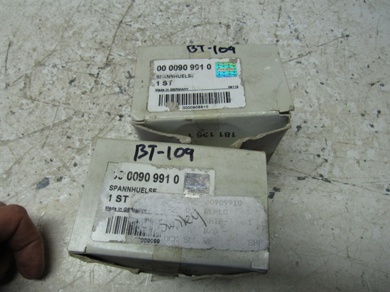 Picture of 2 Claas 0000909910 909910 90991.0 Bearing Adapter Sleeves