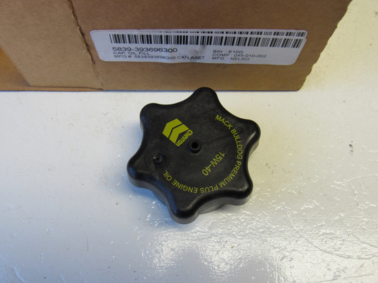 Picture of Unused Old Stock Mack 5839-393696300 Oil Fill Cap