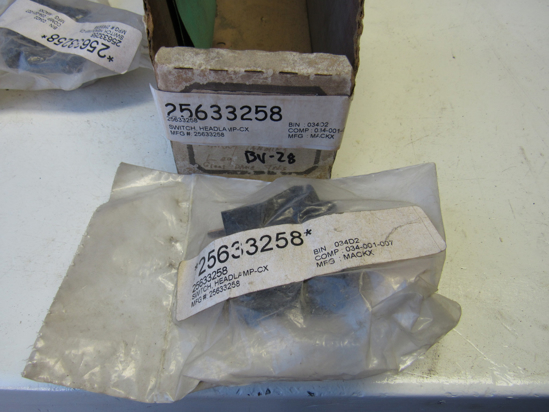 Picture of Unused Old Stock Mack 25633258 HeadLamp Headlight Rocker Switch