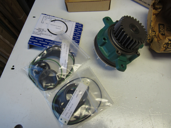 Picture of Reman Old Stock Genuine Volvo Remanufactured 85000786 Water Pump