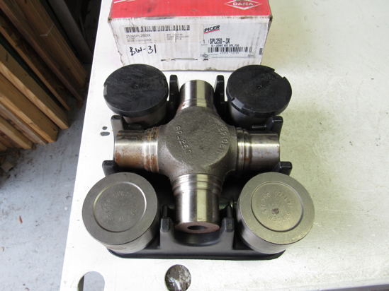 Picture of Unused Old Stock Spicer SPL250-3X 2104SPL2503X U-Joint (SEE SURFACE RUST)