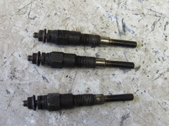 Picture of 3 Glow Plugs Kubota D1105 Diesel Engine Toro 98-9695 100-1854