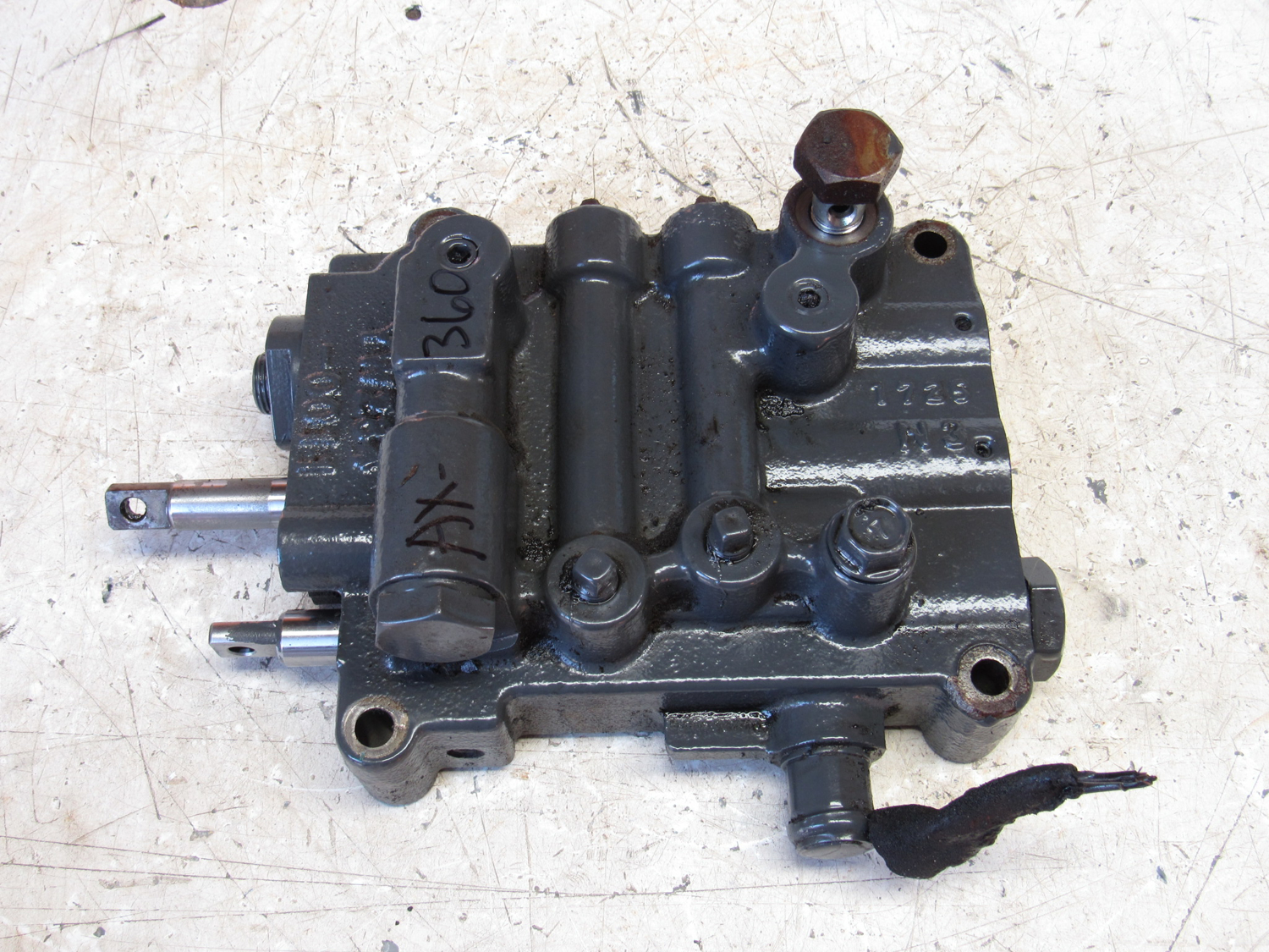 Eastern Triangle Enterprises LLC EStore. Kubota YW28400103 Hydraulic