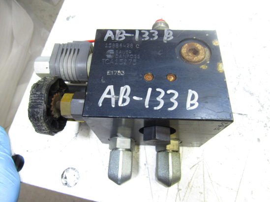 Picture of John Deere TCA15175 Hydraulic Mow Backlap Valve 3225C 3235C 7500 7700 8500 8700 3225B 3235B 2500A 2500B Mower TCA13246