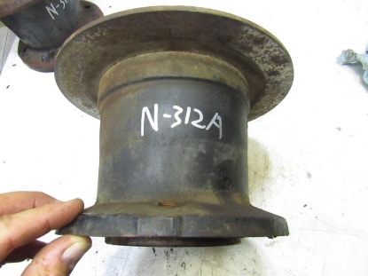 Picture of Front Hub 2000141 Jacobsen LF3800 LF3400 LF3407 LF4675 LF4677 HR4600 AR5 AR522 Mower 8000101