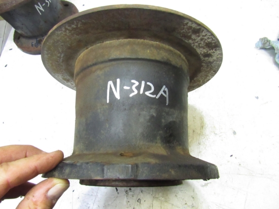 Picture of Front Hub 2000141 Jacobsen LF3800 LF3400 LF3407 LF4675 LF4677 HR4600 AR5 AR522 Mower 8000101