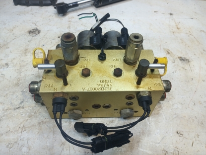 Picture of Mow Valve Block Asm 121-5628 Toro 5510 5610 Mower
